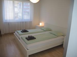 ein Schlafzimmer mit 2 Betten und Handtüchern darauf in der Unterkunft Ullmann in Ascona