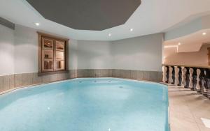 a large swimming pool in a room at LaMonte Premium Apartments by Feuerstein in Colle Isarco