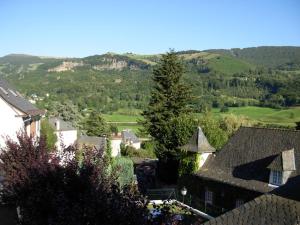 ThiézacにあるL'Elancèzeの山を背景にした村の風景