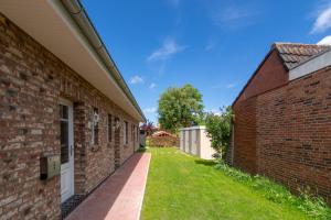 an alleyway between two brick buildings at Ferienwohnung Nordseeliebe in Dornumersiel