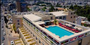 een luchtzicht op een gebouw met een zwembad bij The Arkin Colony Hotel in Kyrenia