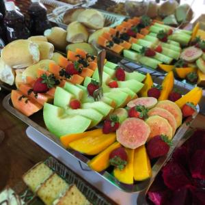 grupa różnych rodzajów owoców i warzyw na tacach w obiekcie Pousada Vó Liane w mieście Praia Grande