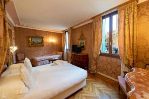 TV a/nebo společenská místnost v ubytování Hotel Antico Doge - a Member of Elizabeth Hotel Group