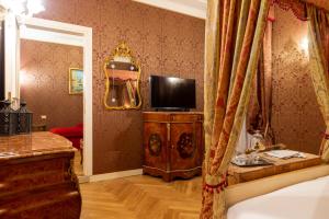 TV a/nebo společenská místnost v ubytování Hotel Antico Doge - a Member of Elizabeth Hotel Group