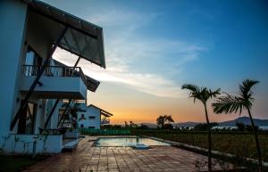 Bazén v ubytování Soma Vineyard Resort -Nashik nebo v jeho okolí