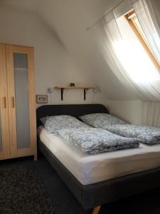 a bedroom with a bed with a window at Gästehaus Alwine Wohnung 6 in Grömitz