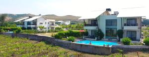 Bazén v ubytování Soma Vineyard Resort -Nashik nebo v jeho okolí