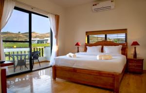Postel nebo postele na pokoji v ubytování Soma Vineyard Resort -Nashik + 7 fotografií