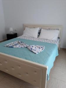 Una cama con dos almohadas encima. en PENELOPE 2, en Dhërmi