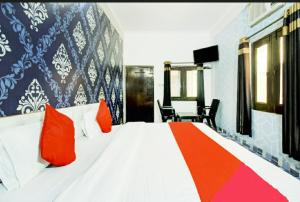 Hotel kingsman客房内的一张或多张床位