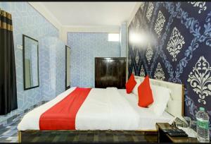 Hotel kingsman客房内的一张或多张床位