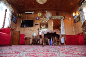 Televisyen dan/atau pusat hiburan di Houseboat Zaindari Palace