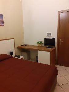 LequileにあるTenuta Caradonnaのベッドルーム1室(デスク、コンピュータ、ベッド1台付)