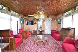 Televisyen dan/atau pusat hiburan di Houseboat Zaindari Palace