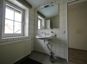 y baño con lavabo y espejo. en Ferienzimmer 2021, en Graz