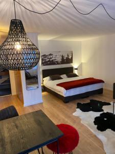 Hotel Alfa Superieur - Leukerbad-Therme tesisinde bir odada yatak veya yataklar