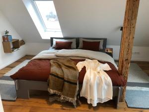 ein Schlafzimmer mit einem großen Bett und einem großen Fenster in der Unterkunft RaumAusbeute Design Apartment Hoher Priester in Detmold