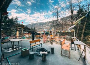a group of chairs and tables on a ski slope at Backpackers Headquarter Manali in Manāli
