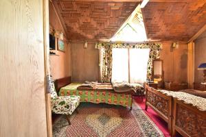 Katil atau katil-katil dalam bilik di Houseboat Zaindari Palace