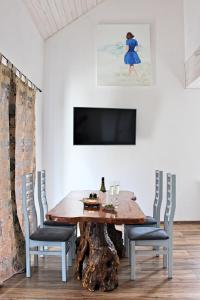 comedor con mesa de madera y sillas en Casas Confort 256 en Boží Dar