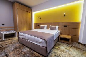 Кровать или кровати в номере GRAND VIEW Hotel & Suites Copou