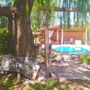 una señal frente a una casa con piscina en Al Aire Libre en San Rafael