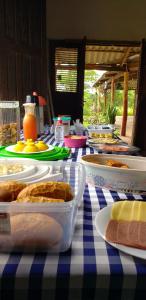 una mesa azul y blanca con platos de comida en Chacara Cabana dos Lagos, en Riachão