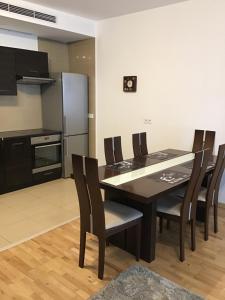 Kuchyň nebo kuchyňský kout v ubytování Platinum Towers Hotel Apartments