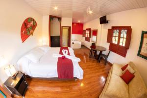 ein Schlafzimmer mit einem Bett mit einer Schleife darauf in der Unterkunft San Agustin Internacional Hotel in San Agustín