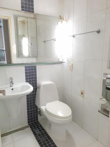 biała łazienka z toaletą i umywalką w obiekcie Good Day Airtel w mieście Inczon