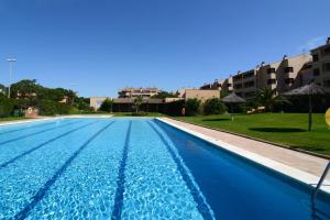 a large swimming pool with blue water at Golf Mar II A 1-4 in Pals