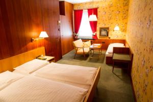 Postel nebo postele na pokoji v ubytování Hotel Hohenstauffen