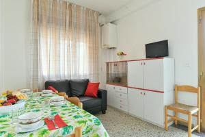 un soggiorno con un tavolo e un divano di Zenith a Lido di Jesolo