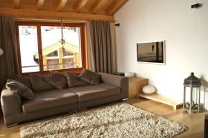 uma sala de estar com um sofá e uma grande janela em Perle des Alpes, Bettmeralp, Switzerland em Bettmeralp