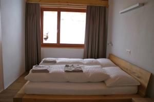 貝特默阿爾卑的住宿－Perle des Alpes, Bettmeralp, Switzerland，卧室内的一张大床,设有窗户