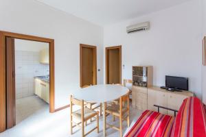 een keuken met een tafel en stoelen in een kamer bij Villa Generosa in Lido di Jesolo