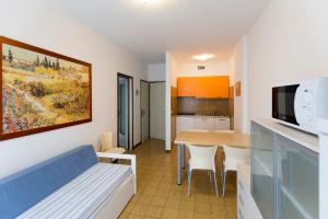 een woonkamer met een keuken en een eettafel bij La Zattera in Porto Santa Margherita di Caorle
