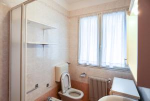 カオルレにあるResidence Unionの小さなバスルーム(トイレ、窓付)が備わります。