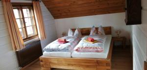 バート・ミッテルンドルフにあるHeidi's Häuschenの枕2つが備わるドミトリールームのベッド1台分です。