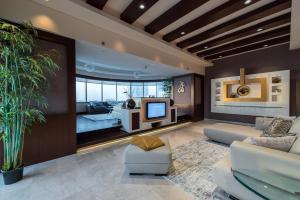 een woonkamer met een bank en een tv bij EDEN'S Homes & Villas - KG Tower in Dubai