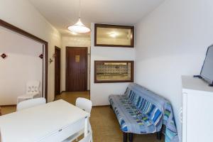 リド・ディ・イエゾロにあるApolloのベッド、テーブル、椅子が備わる客室です。