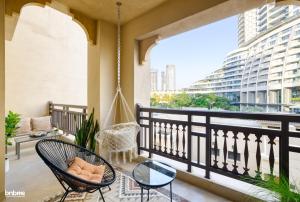 A balcony or terrace at Luxury Designer Interior - Dubai Mall - bnbmehomes - 6018