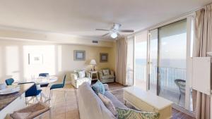 een woonkamer met een bank en een tafel bij Tidewater 714 in Panama City Beach
