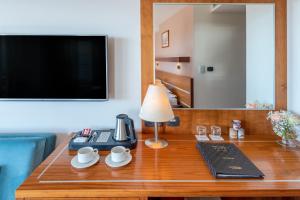 biurko z telefonem i lampką w obiekcie Hotel Plaža w Omišu