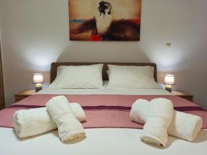 een slaapkamer met een bed met twee handdoeken erop bij Villa Amaryllis in Paleokastritsa