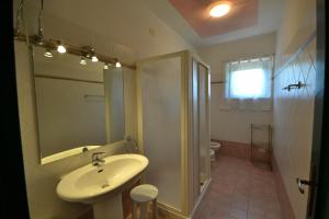 a bathroom with a sink and a shower and a toilet at Azienda Agricola Buon Riposo in San Giovanni a Corazzano 