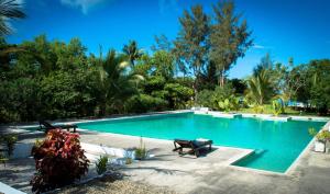 - une grande piscine avec un banc à côté dans l'établissement Pemba Paradise, à Makangale