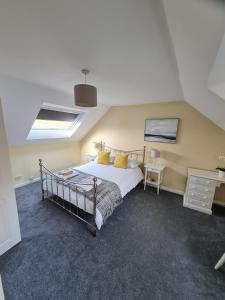 a bedroom with a bed with yellow pillows at Self contained annexe in pretty Suffolk village in Bury Saint Edmunds