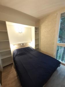 um quarto com uma cama num quarto com uma janela em Le BELVEDERE 2 - Acces Direct Plage em Argelès-sur-Mer