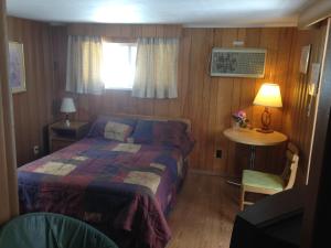 Postel nebo postele na pokoji v ubytování Amber Lantern Motel